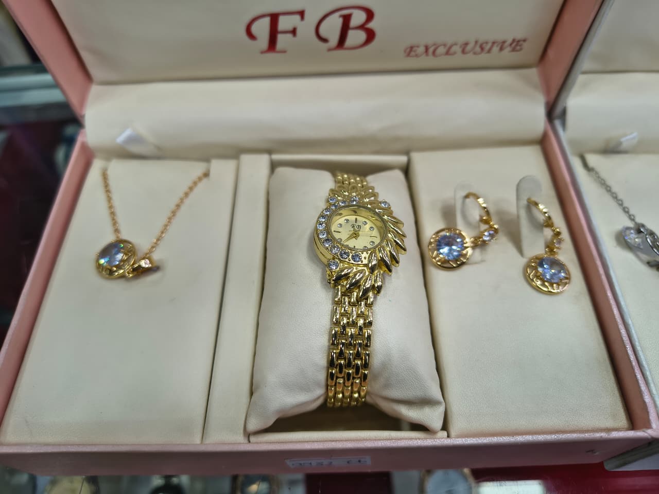 Ladies Watch With Jewellery Best For Gift