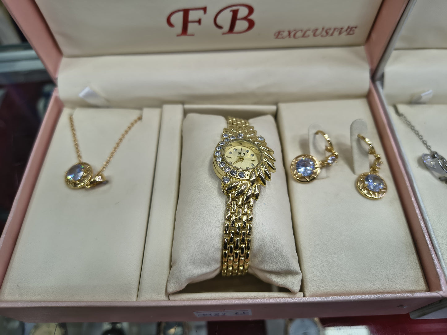 Ladies Watch With Jewellery Best For Gift