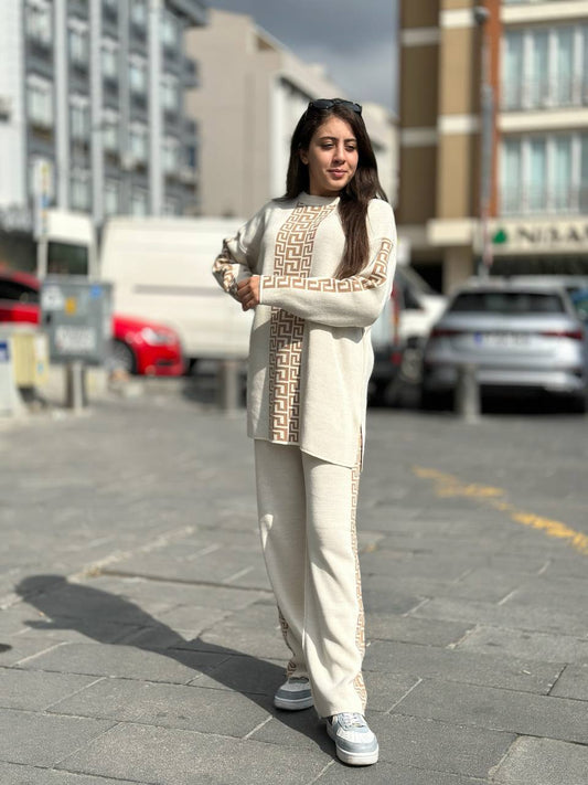 Drop-Shoulder Puzzle Printed Sweat Style 2-Pcs Winter Tracksuit For Her.