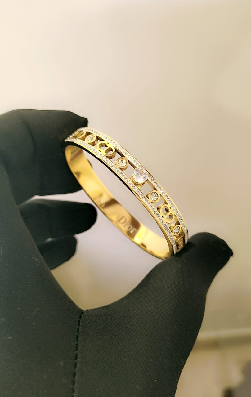 Browse All Exclusive collection of high-grade ladies' bracelets showcasing top international brands