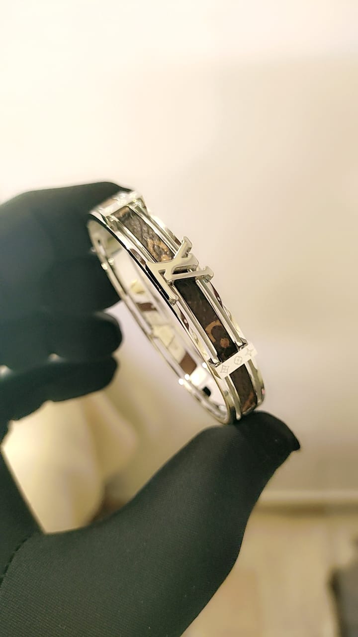 Browse All Exclusive collection of high-grade ladies' bracelets showcasing top international brands