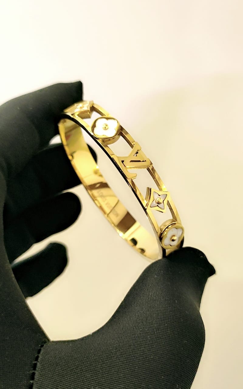 Browse All Exclusive collection of high-grade ladies' bracelets showcasing top international brands