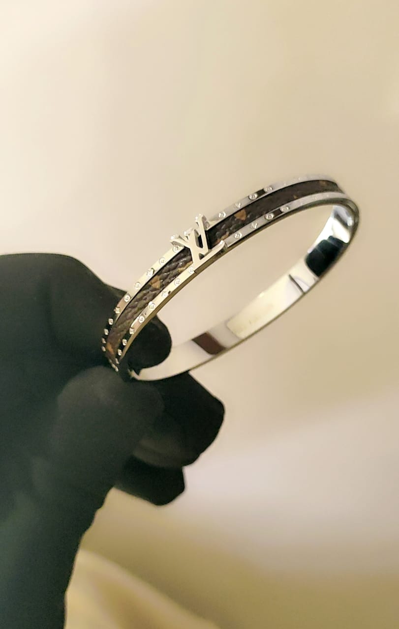 Browse All Exclusive collection of high-grade ladies' bracelets showcasing top international brands