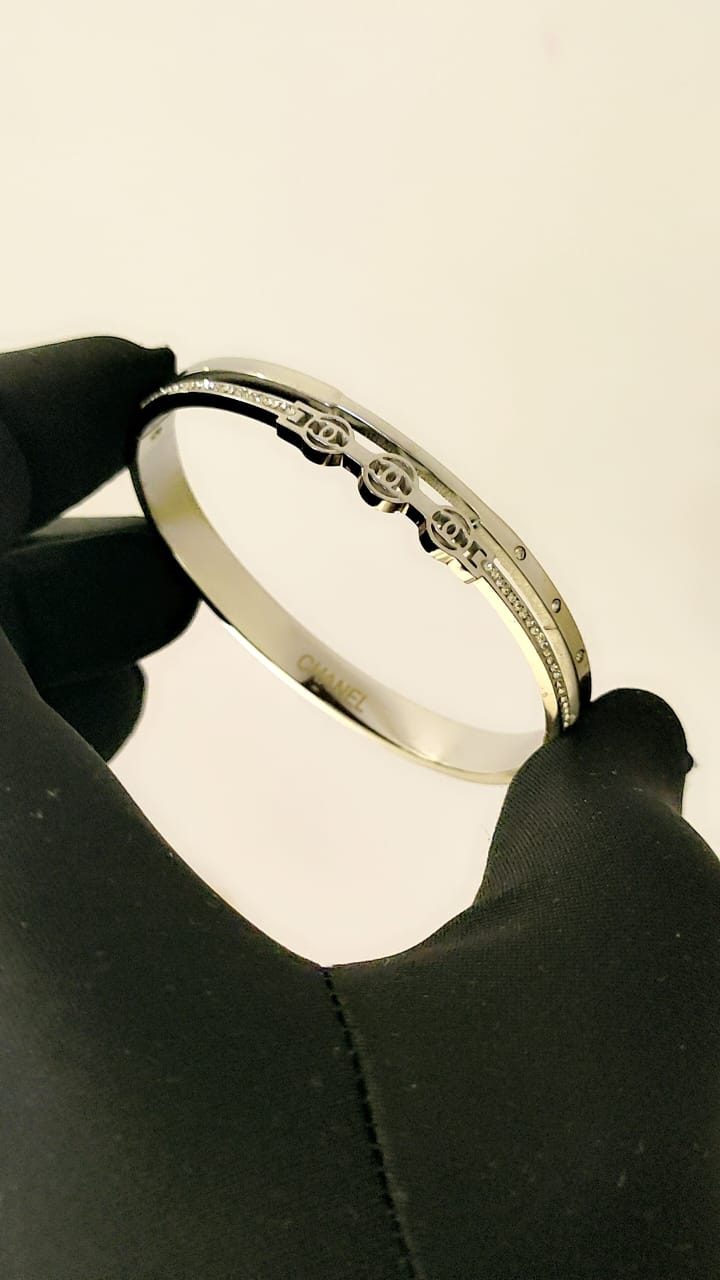 Browse All Exclusive collection of high-grade ladies' bracelets showcasing top international brands