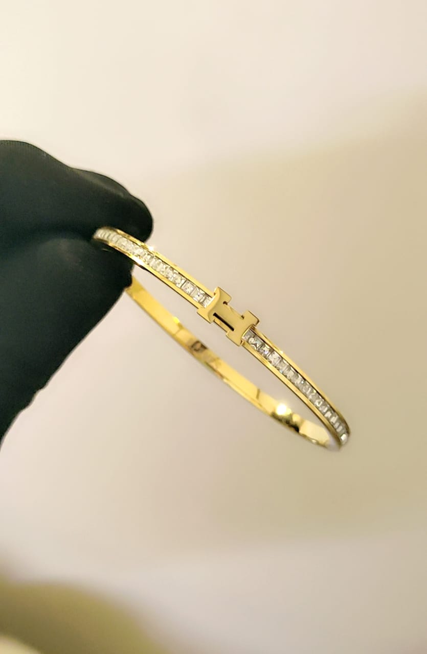 Browse All Exclusive collection of high-grade ladies' bracelets showcasing top international brands