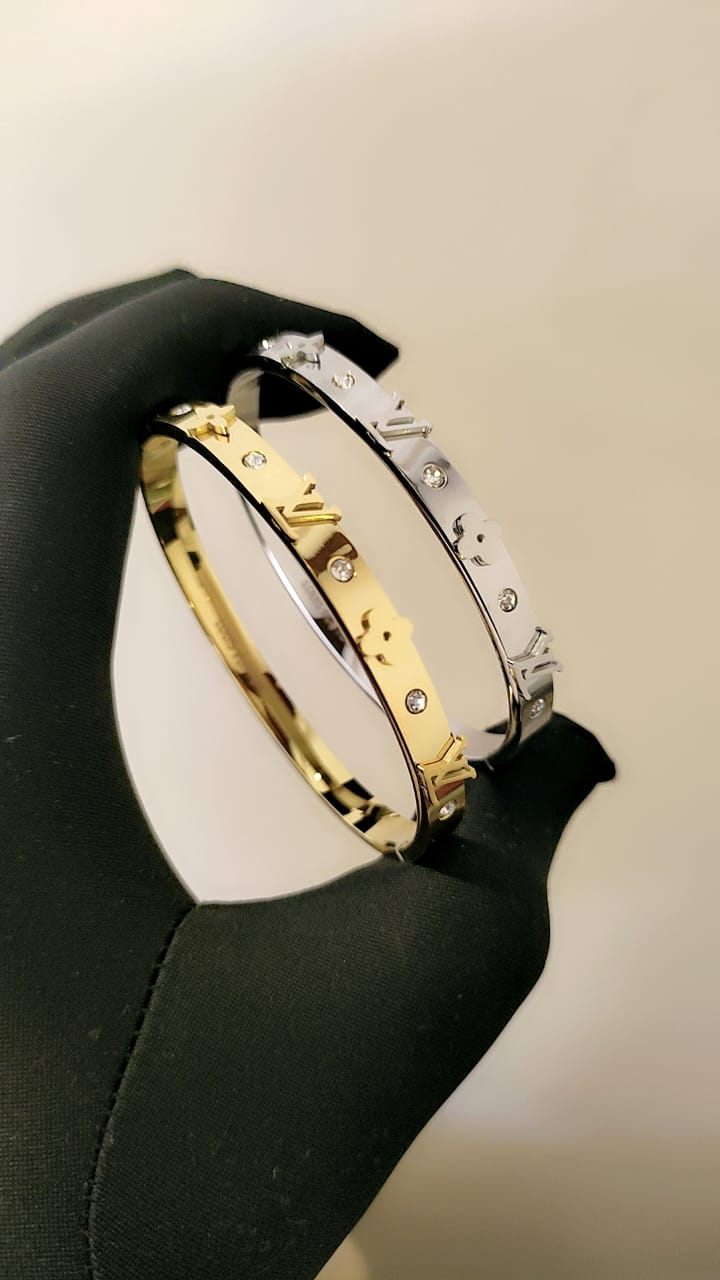 Browse All Exclusive collection of high-grade ladies' bracelets showcasing top international brands