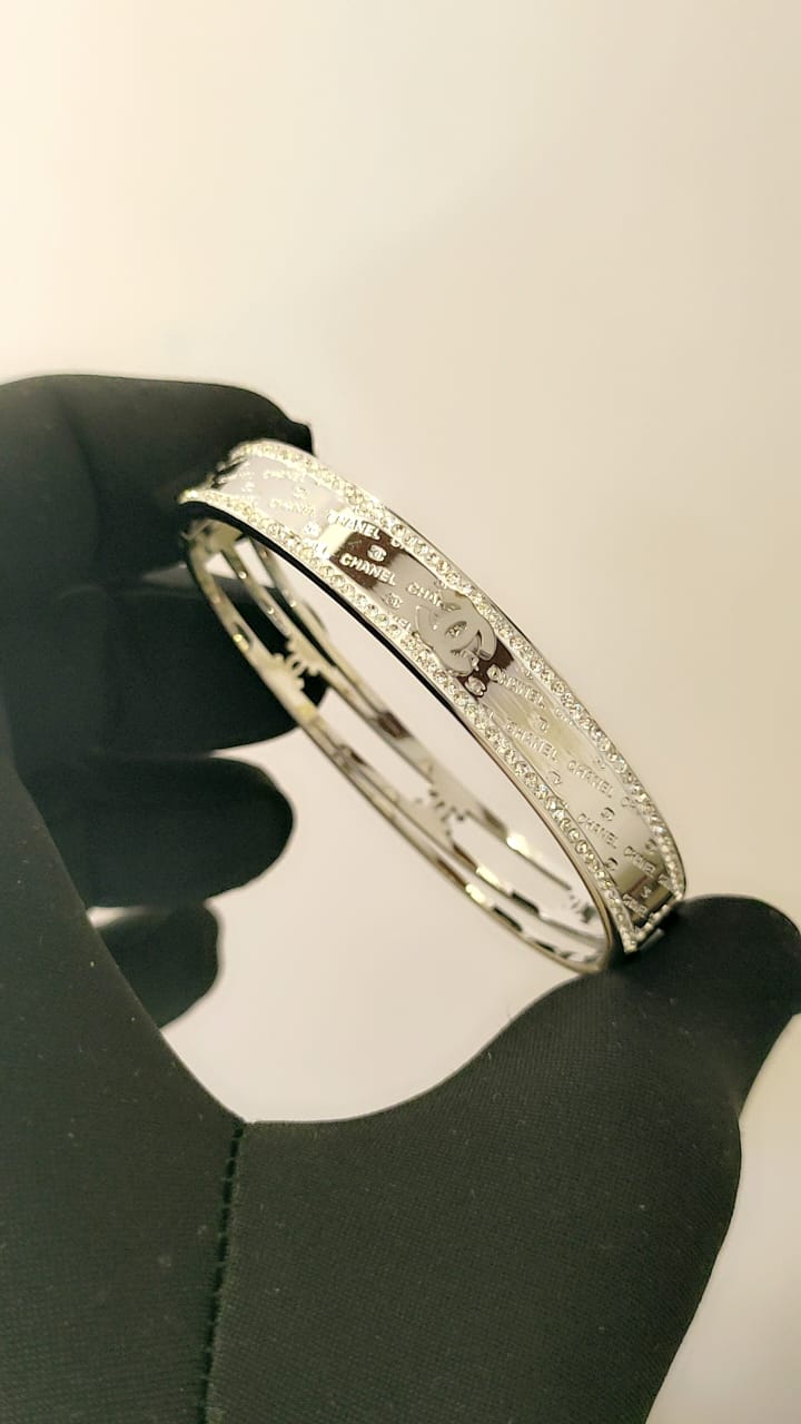 Browse All Exclusive collection of high-grade ladies' bracelets showcasing top international brands