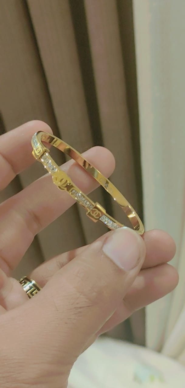 Browse All Exclusive collection of high-grade ladies' bracelets showcasing top international brands