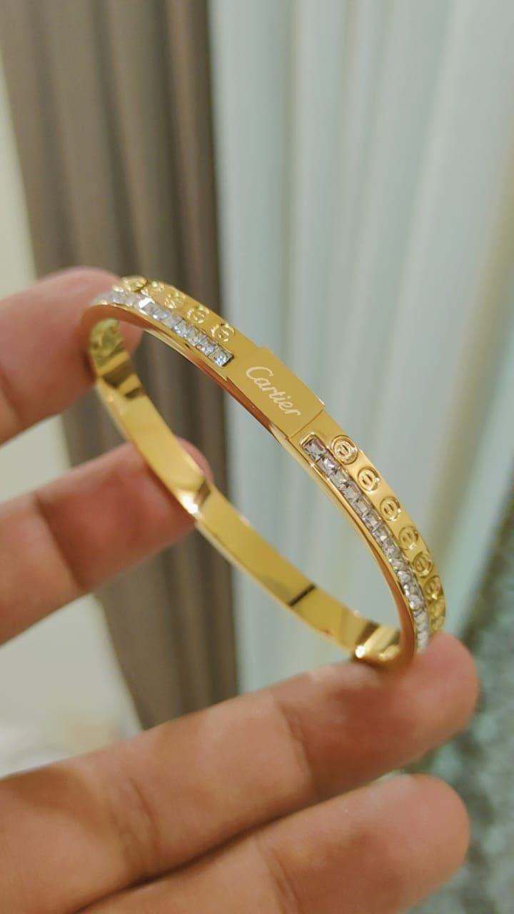 Browse All Exclusive collection of high-grade ladies' bracelets showcasing top international brands
