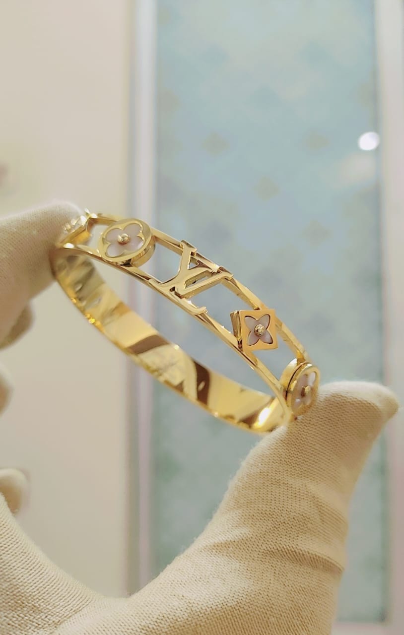 Browse All Exclusive collection of high-grade ladies' bracelets showcasing top international brands