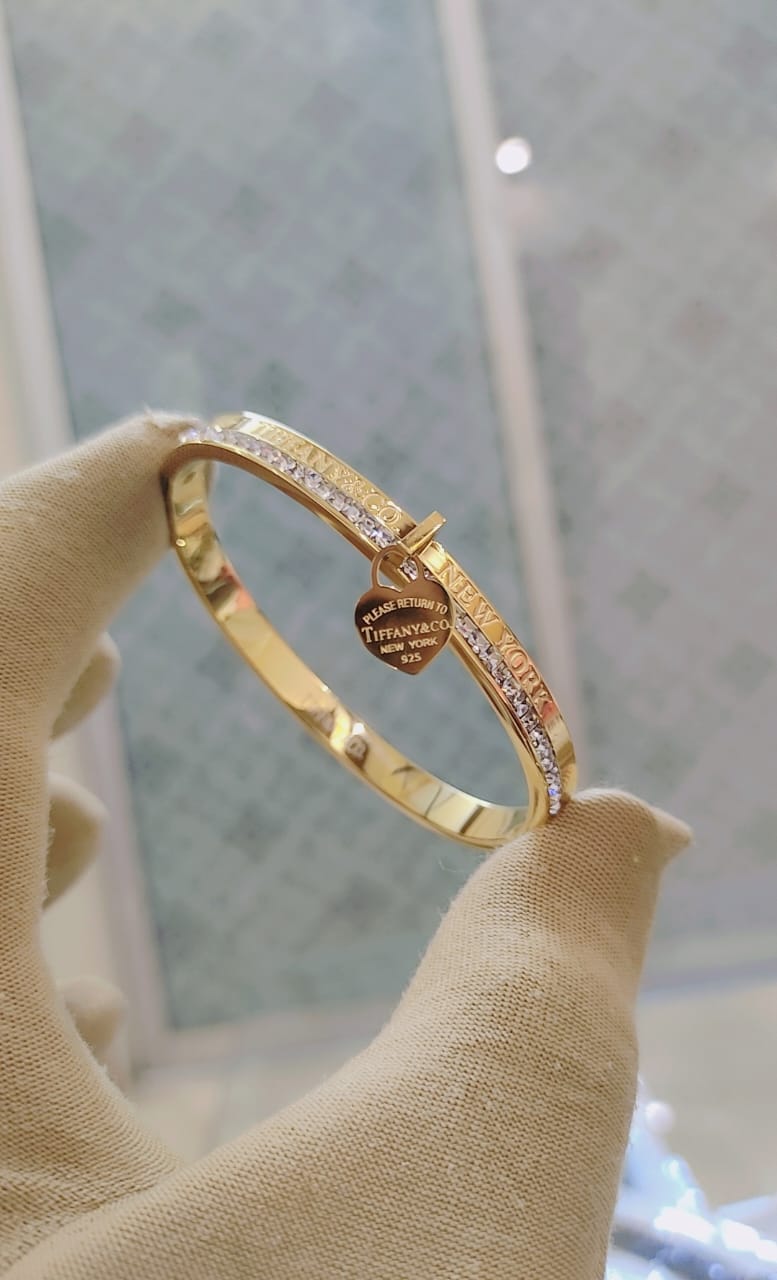 Browse All Exclusive collection of high-grade ladies' bracelets showcasing top international brands