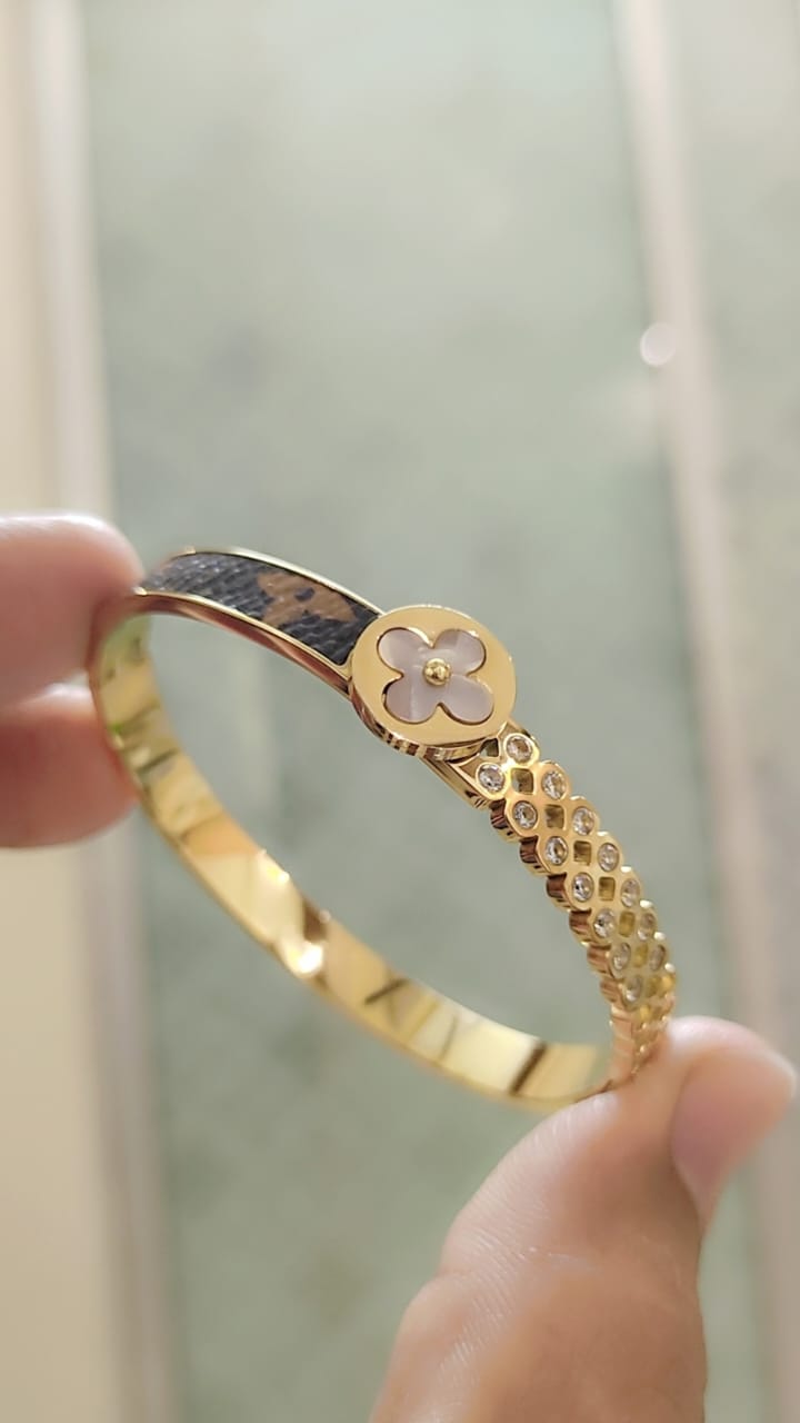 Browse All Exclusive collection of high-grade ladies' bracelets showcasing top international brands