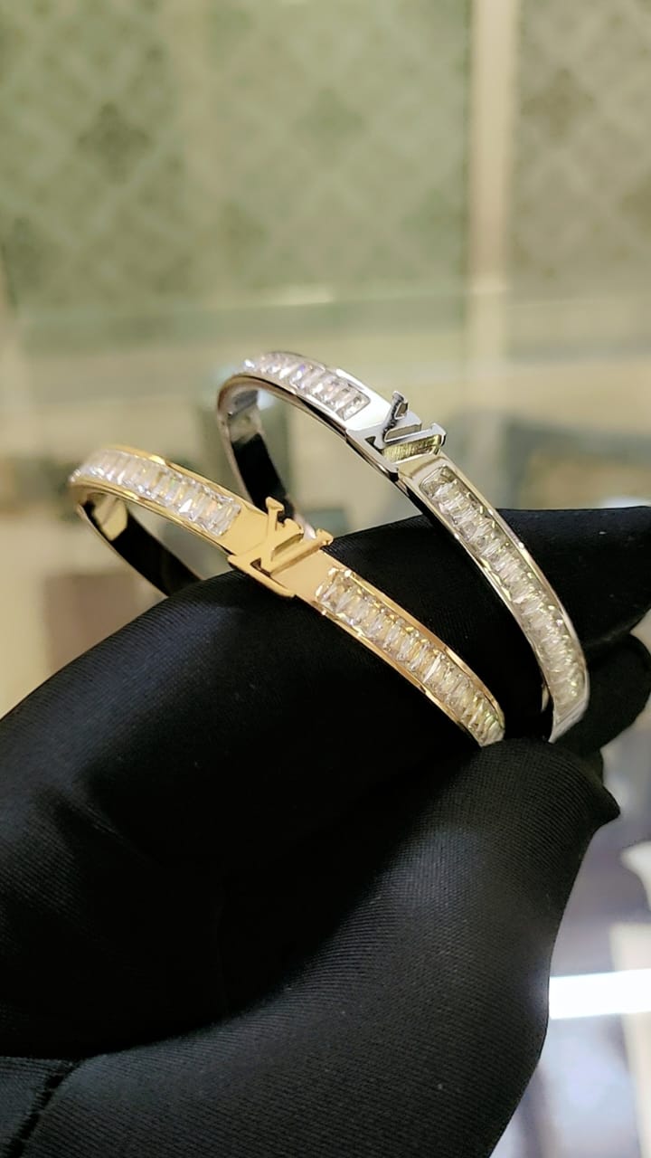 Browse All Exclusive collection of high-grade ladies' bracelets showcasing top international brands