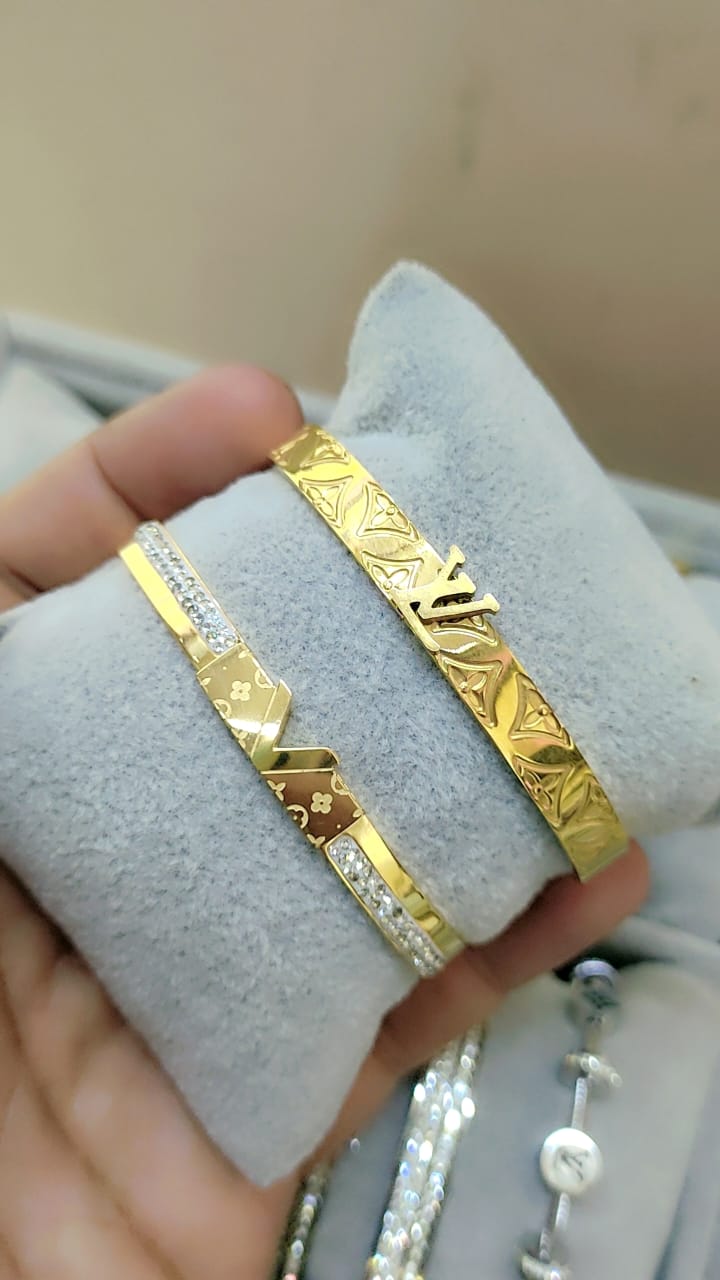 Browse All Exclusive collection of high-grade ladies' bracelets showcasing top international brands