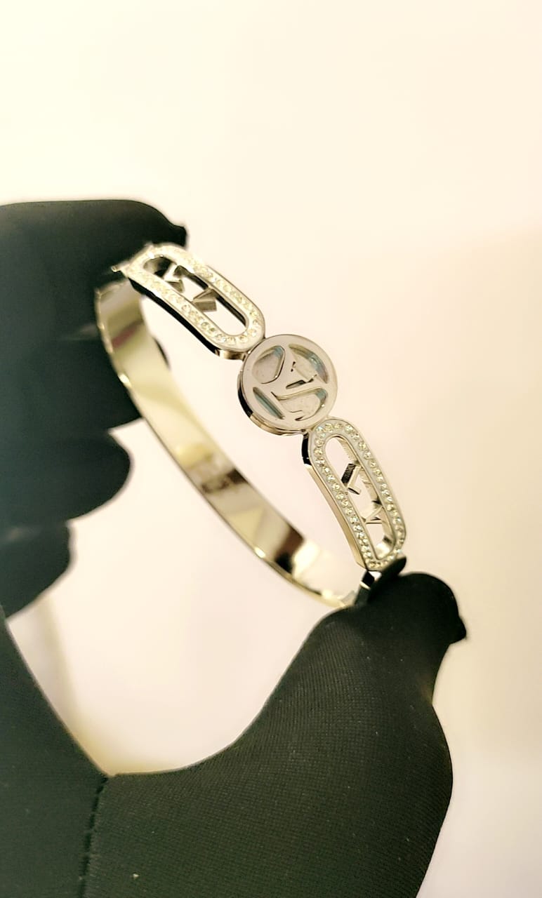 Browse All Exclusive collection of high-grade ladies' bracelets showcasing top international brands