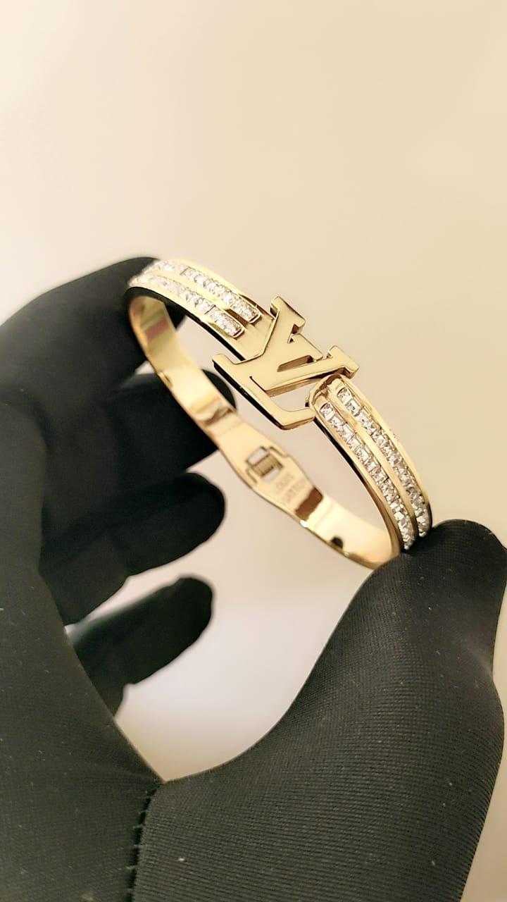 Browse All Exclusive collection of high-grade ladies' bracelets showcasing top international brands