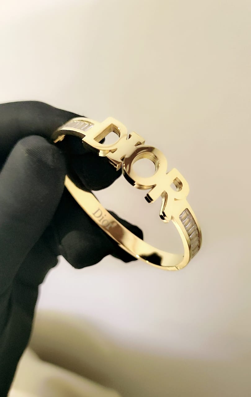 Browse All Exclusive collection of high-grade ladies' bracelets showcasing top international brands