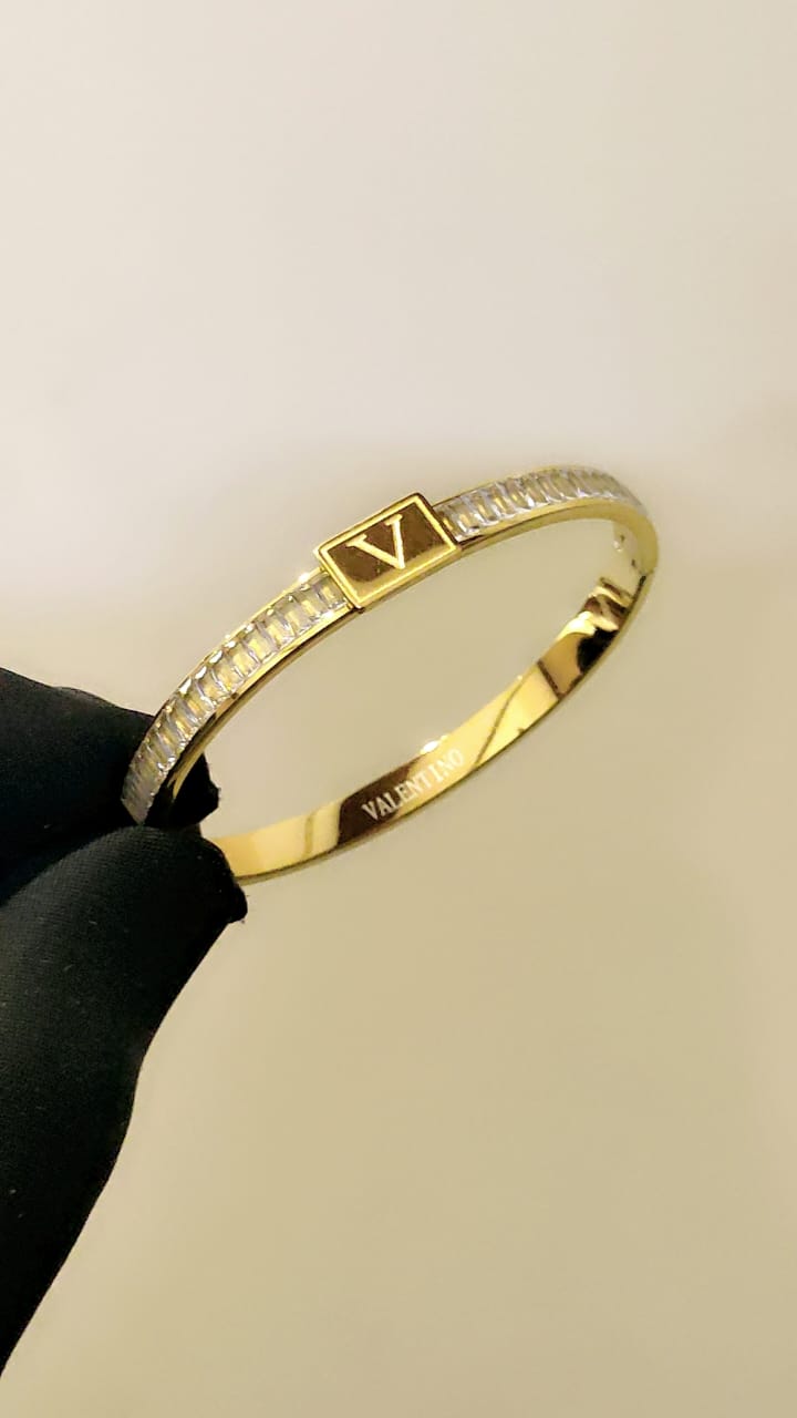 Exclusive Collection of high-grade ladies' bracelets featuring top international brands