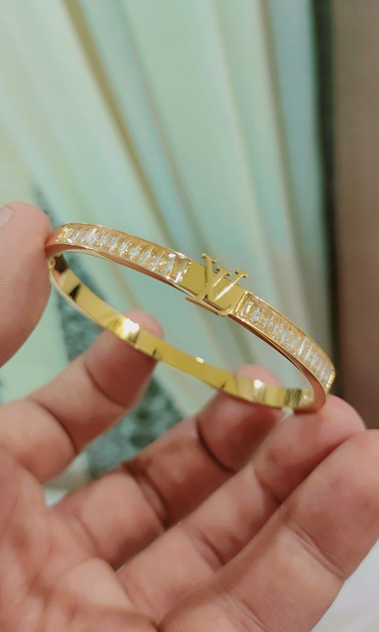 Exclusive Collection of high-grade ladies' bracelets featuring top international brands