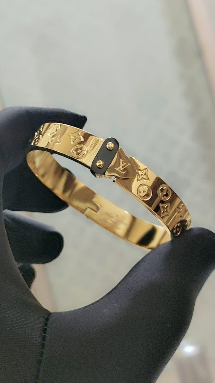 Exclusive Collection of high-grade ladies' bracelets featuring top international brands